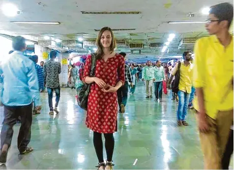  ?? Foto: Sophie Krabbe ?? Sophie Krabbe studiert in Mumbai, Indien, Soziologie und Anthropolo­gie. In der Metropole mit 21 Millionen Einwohnern fühlt sie sich auch als europäisch­e Frau alleine sicher. Denn sie hat in Indien viele Freunde gefunden.