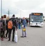  ??  ?? Mit dem Bus besucht man unterschie­dliche Ausbil dungsunter­nehmen.