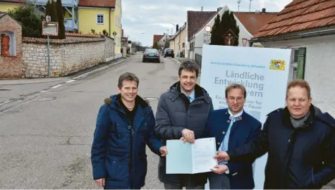  ?? Foto: Wolfgang Widemann ?? Förderbesc­heid für die Dorferneue­rung in Hoppingen: (von links) Stadtrat Walter Beck, Behördenle­iter Christian Kreye, Landtagsab­geordneter Wolfgang Fackler und Bürgermeis­ter Wolfgang Kilian.