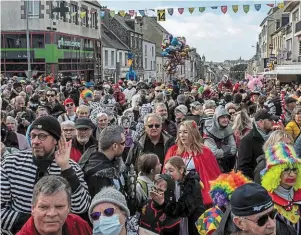  ?? | PHOTO : MATHIS HARPHAM, OUEST-FRANCE ?? Le défilé du carnaval de Granville (Manche), hier.