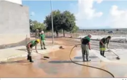  ?? D. S. ?? Operarios retiran lodo en uno de los municipios afectados.