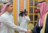  ??  ?? Nel 2018 Salah Khashoggi (a sin.) stringe la mano del principe Mohammed dopo l’assassinio del padre Jamal (Afp)