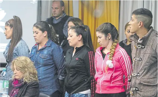  ?? Diario el sol ?? Sandra Jaquelina Vargas, alias “la Yaqui” (la primera de la izquierda), el día de su condena, junto a miembros de su banda