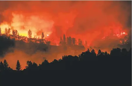  ?? Gabrielle Lurie / The Chronicle ?? The Camp Fire burns along a ridgetop in Butte County on Saturday. The fire was 25 percent contained Sunday.