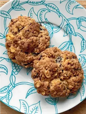  ?? LUCY CORRY ?? Get the kids to feed themselves over the school holidays by baking these chocolate chunk cornflakes biscuits.