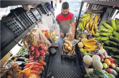  ?? JOHN DURÁN ?? Carlos Ledezma acomoda los productos que ofrece por distintos barrios heredianos.