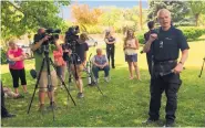  ?? MARK OSWALD/JOURNAL ?? Santa Fe Police Chief Patrick Gallagher meets with South Capitol neighborho­od residents about a series of home invasions involving a man.