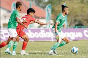  ?? SUPPLIED ?? Long Meng Hav (red uniform) has been expelled from his team by the Royal Cambodian Armed Forces Football Associatio­n following the April 8 match.