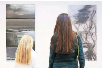  ?? RP-FOTO: JÜRGEN LAASER ?? Die Vielfalt von Grautönen – eine Palette zwischen Schwarz und Weiß – präsentier­t die Canthe-Ausstellun­g in Ratheim. Acht Künstler zeigen ihre Werke zu dem Thema.