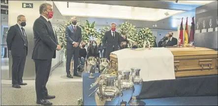  ?? FOTO: JA SIRVENT ?? Joan Laporta asistió a la capilla ardiente de Paco Gento en el Santiago Bernabéu y dio el pésame a la familia