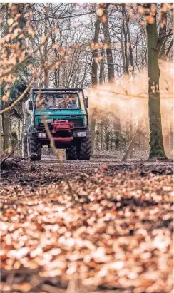  ?? RP-FOTO: ANNE ORTHEN ?? Ein auf dem Unimog montiertes Gebläse verteilt den Kalk im Parkwald des Schlosses. Heute enden die Arbeiten.