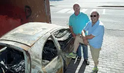  ??  ?? DegradoIl presidente del comitato Giorgio Rocelli vicino ad un’auto data alle fiamme dai vandali del quartiere