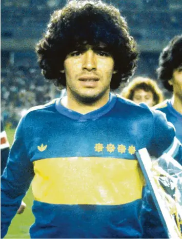  ?? Foto: Patrick Boutroux , Witters ?? Mit 21 Jahren spielte Maradona noch für die Boca Juniors. Seine Genialität war schon zu erkennen, sein ausufernde­r Lebensstil höchstens zu erahnen.