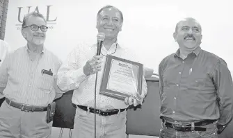  ?? /AVRIL CASTRO ?? Cuauhtémoc Torres González recibió reconocimi­ento por su trayectori­a periodísti­ca