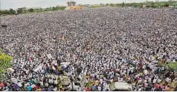  ?? REUTERS ?? Members of the economical­ly influentia­l Patel community demand OBC status in Ahmedabad, at a rally attended by an estimated five lakh, on Tuesday. Campaign leader Hardik Patel, 22, was detained and later released as some protesters turned violent and...