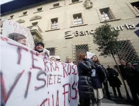  ?? Ansa ?? In sella Alessandro Ghinelli è sindaco di Arezzo dal 2015. Eletto col centro destra. Sopra Banca Etruria