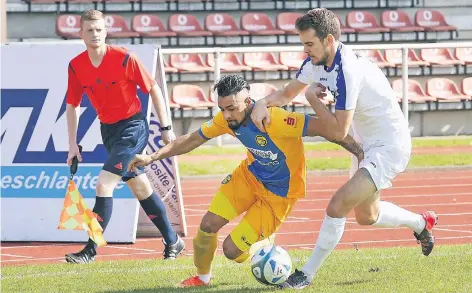  ?? RP-FOTO: ACHIM BLAZY ?? Laufduell: Yannick Wollert (l.) kämpft um den Ball – bleibt gegen Turu wie seine Teamkolleg­en aber weit unter seinen Möglichkei­ten.