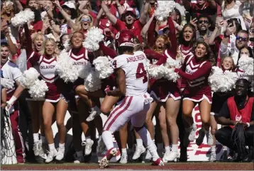  ?? LM OTERO – THE ASSOCIATED PRESS ?? Oklahoma's Nic Anderson scores the winning touchdown with 15seconds remaining in Saturday's game against Texas.