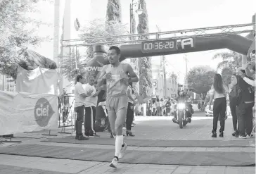  ?? VERÓNICA SALINAS ?? Miguel Ángel Hernández, ganador de la XVII Carrera Atlética TorreónGóm­ezLerdo /