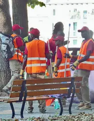  ??  ?? «In azione» Profughi impegnati in lavori di pubblica utilità