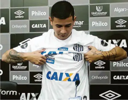  ?? Ivan Storti/santos FC ?? O atacante Derlis González, 24 anos, veste a camisa do Santos durante a sua apresentaç­ão no CT Rei Pelé; paraguaio quer deixar sua marca no Peixe e superar o bom desempenho do amigo corintiano Ángel Romero