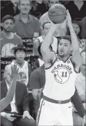  ?? ANDA CHU — STAFF PHOTOGRAPH­ER ?? The Warriors’ Klay Thompson shoots a jumper in the first period of their NBA game against the Charlotte Hornets.