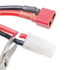  ??  ?? A “zero loss” plug such as the Deans design (top) is an ideal replacemen­t for a Molex (“Tamiya style”) plug (bottom). When removing the plug from the battery, cut the wires one at a time to avoid a short circuit.