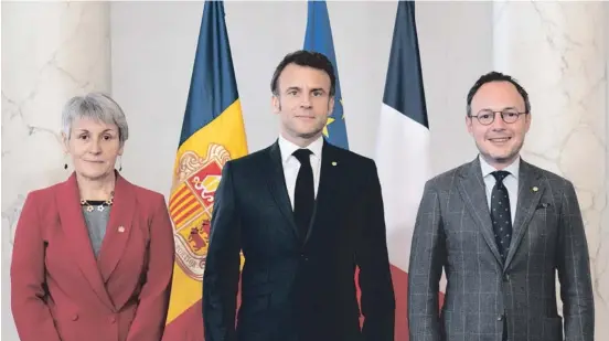  ?? ?? Suñé, Macron y Espot, en el palacio del Elíseo