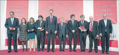  ?? PEDRO MADUEÑO ?? Los representa­ntes de las empresas premiadas con las principale­s autoridade­s presentes en el acto