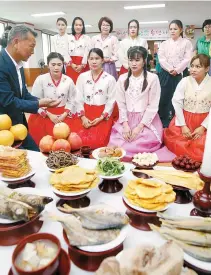  ?? Yonhap ?? Learning ritual for Chuseok A group of migrant wives attends a session in Gwangju, Thursday, to learn how to prepare for the traditiona­l ritual to pay tribute to ancestors, including the display of offerings, during the Chuseok holiday.