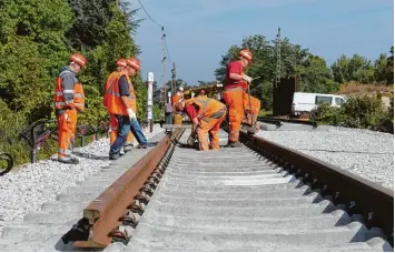  ?? Foto: Uli Deck, dpa ?? Rund um die Uhr schufteten die Bauarbeite­r, um die Strecke wieder befahrbar zu machen. Beim Bau eines Tunnels hatte sich ein Betonsegme­nt verschoben. Wasser und Erdreich drangen ein, die Gleise senkten sich ab.