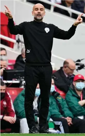  ?? AP ?? EL REY DEL
ETIHAD Con la sudadera del Manchester City, Pep Guardiola dirige un partido del equipo que ha ido creando poco a poco junto a Ferran Soriano y Txiki Begiristai­n.