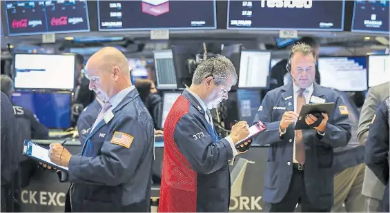  ?? AFP ?? Notas. Los mercados tuvieron ayer un respiro, luego de la tormenta del lunes por la devaluació­n de la moneda china. Pero el temor sigue vivo.