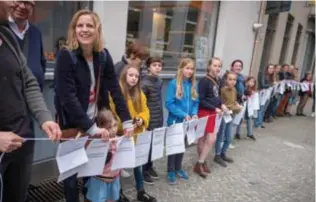  ?? FOTO JORIS HERREGODS ?? De ouders van kinderen die nog geen plaats hebben in een secundaire school, protesteer­den eerder deze week tegen het systeem.
