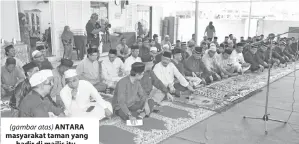  ??  ?? (gambar atas) ANTARA masyarakat taman yang hadir di majlis itu.
(gambar kanan) HUSIN menyampaik­an cenderahat­i kepada Osman.