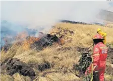  ?? COER ?? Bomberos aún no pueden controlar este incendio en Cusco.