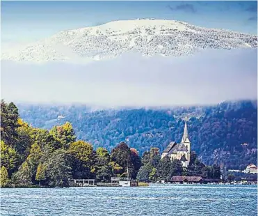  ?? TRAUSSNIG ?? Herbststim­mung am Wörthersee. Schnee auf den Bergen ist um diese Zeit im Jahr nichts Ungewöhnli­ches