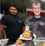  ?? Fotos: Peter Fastl ?? Bei „Alles Strauss“gibt es Burger mit Straußenfl­eisch in verschiede­nen Größen.