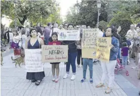  ?? ANDRÉS RODRÍGUEZ ?? Varias mujeres portan pancartas en la concentrac­ión de Badajoz.