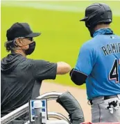  ?? JOHN AMIS/AP ?? Marlins manager Don Mattingly congratula­tes Harold Ramirez with an elbow bump as he enters the dugout.