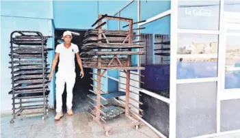  ??  ?? ► Un trabajador en una panadería, el miércoles en La Habana, Cuba.