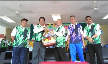  ??  ?? Dr Abdul Rahman (second left) receives a souvenir from Mohd Bukhori witnessed by other senior officers at the event.