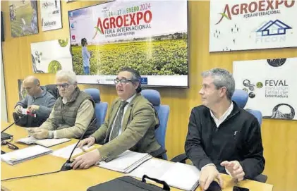  ?? EP ?? José María Sánchez Cordero, en el centro, presidiend­o la Mesa de Regadío celebrada en Agroexpo.