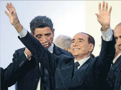  ?? ANTONIO PARRINELLO / REUTERS ?? Silvio Berlusconi saludant en un míting a Catània (Sicília) el passat 2 de novembre