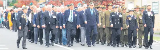  ?? Photo / Cathy Asplin ?? Parade marshall Ross Wardlaw (left) calls instructio­ns to troops during the march past at the 2015 Te Awamutu Civic Service for the 100th anniversar­y of the Anzac landing on the Gallipoli Peninsula.