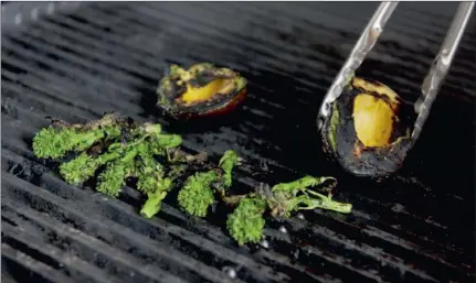  ?? PICTURE: WASHINGTON POST ?? DARK CHARM: Grilled avocados and broccoli at Del Campo.