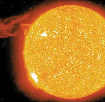  ??  ?? Les éruptions solaires, lorsqu’elles sont de forte intensité, peuvent perturber le fonctionne­ment des satellites de communicat­ion et le réseau électrique. Elles sont également à l’origine des aurores boréales.