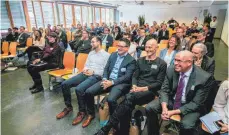  ??  ?? Vor großem Auditorium wird die Lernfabrik im Fallenbrun­nen eröffnet.