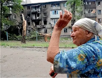  ?? AP ?? A woman weeps outside an apartment building damaged by shelling in an area controlled by the Russian-aligned Donetsk People’s Republic, in eastern Ukraine yesterday.