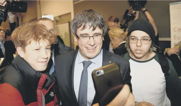  ?? PICTURE: JONATHAN NACKSTRAND/AFP/GETTY IMAGES ?? 0 Former Catalan leader Carles Puigdemont is the subject of selfies with students as he leaves the University of Copenhagen
